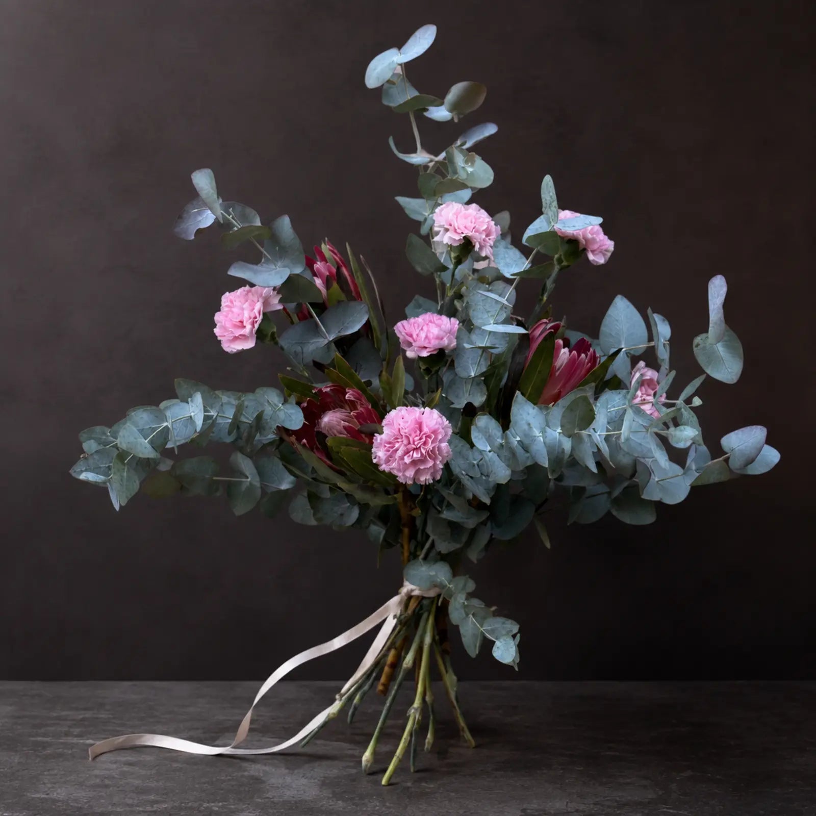 Nordisk Rose – luftig Florén buket med eukalyptus, rosa nelliker og protea