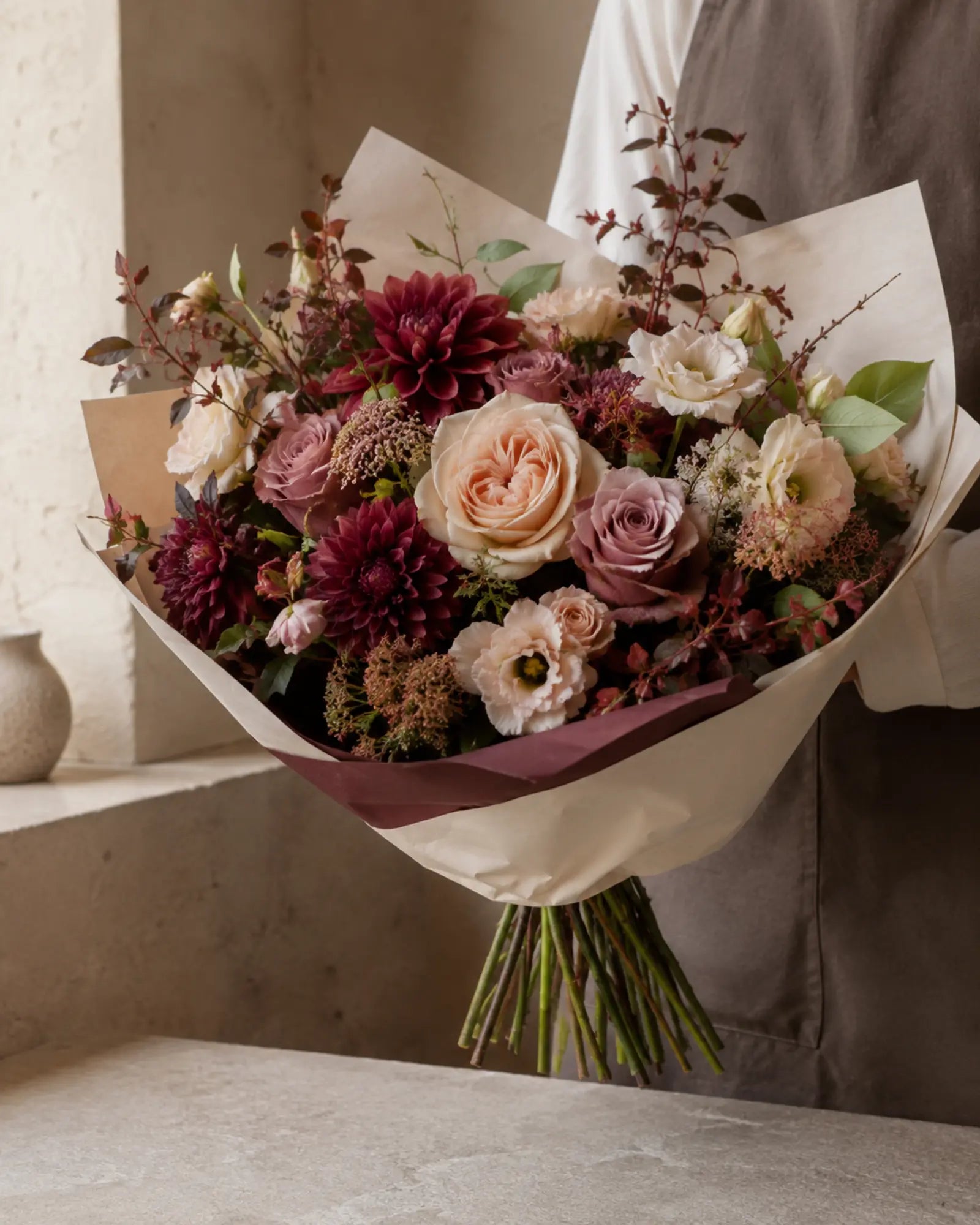 Håndbundet Florén buket med sæsonblomster i rosa, bordeaux og creme