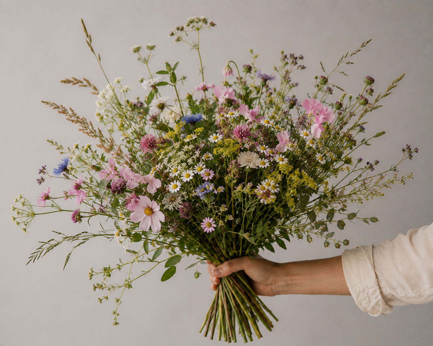 Håndbundet buket klar til levering fra Floréns atelier på Nørrebro