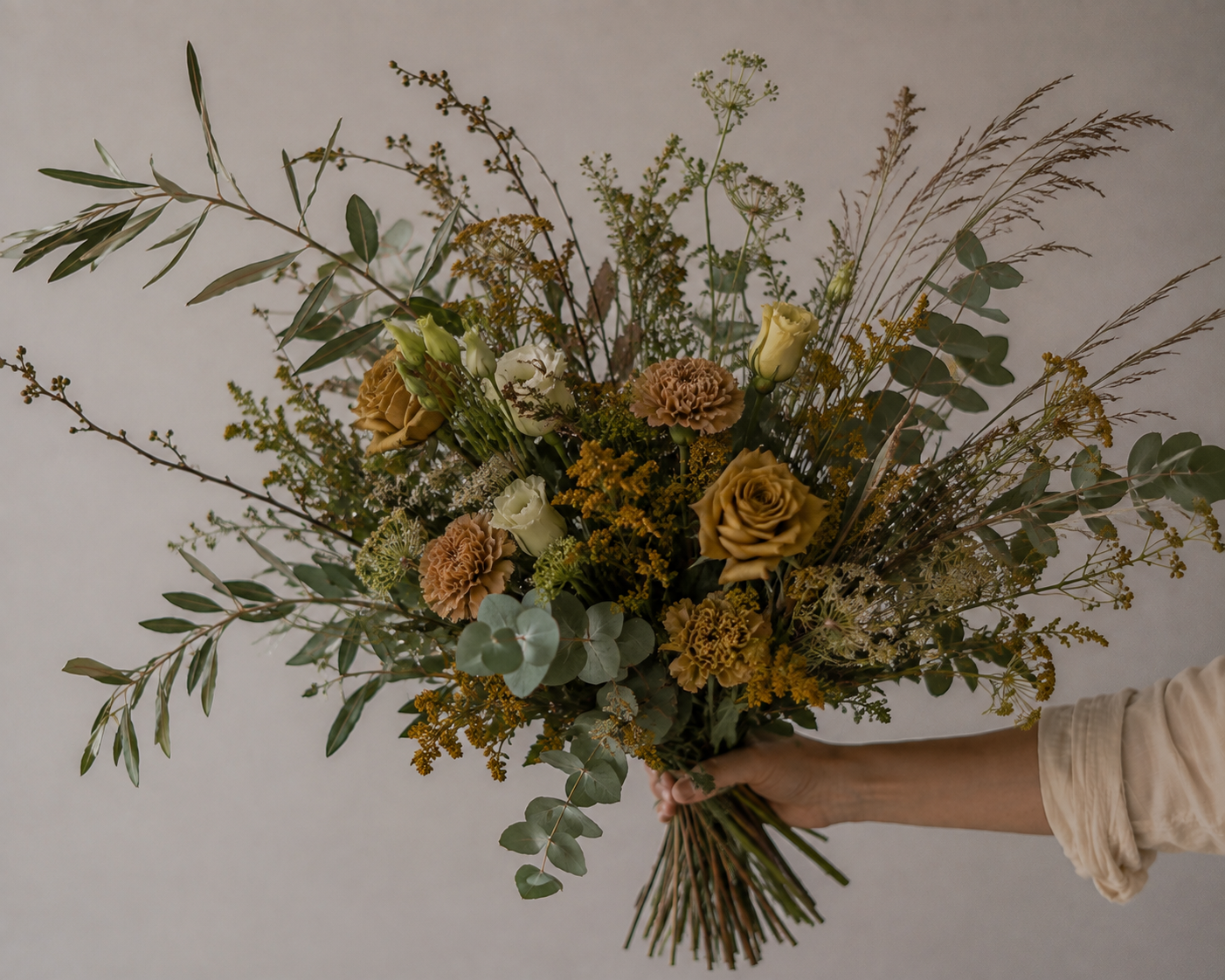 Buket i okker, khaki og oliven med fokusblomster, fyld og strukturgrønt