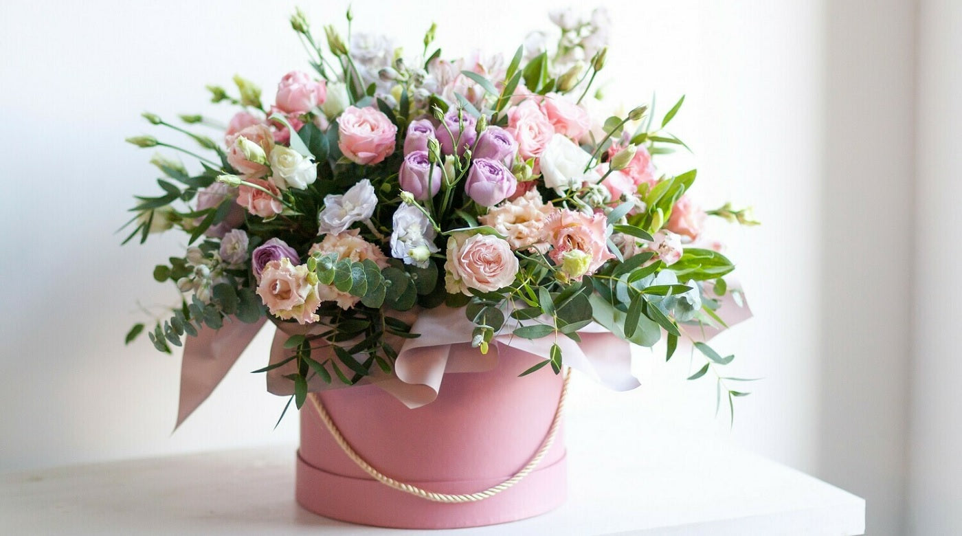 Elegant blomsteræske arrangeret af Florén Studio