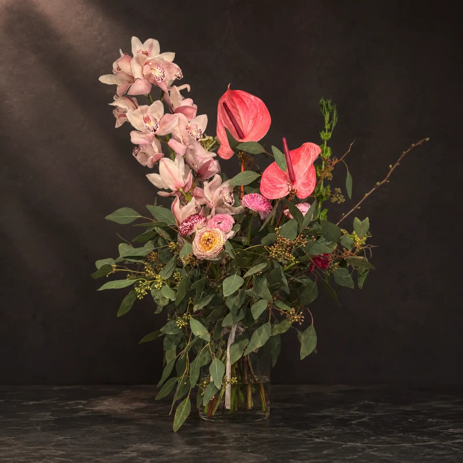 Rose Sculpture – eksklusivt blomsterarrangement i rosa og koral