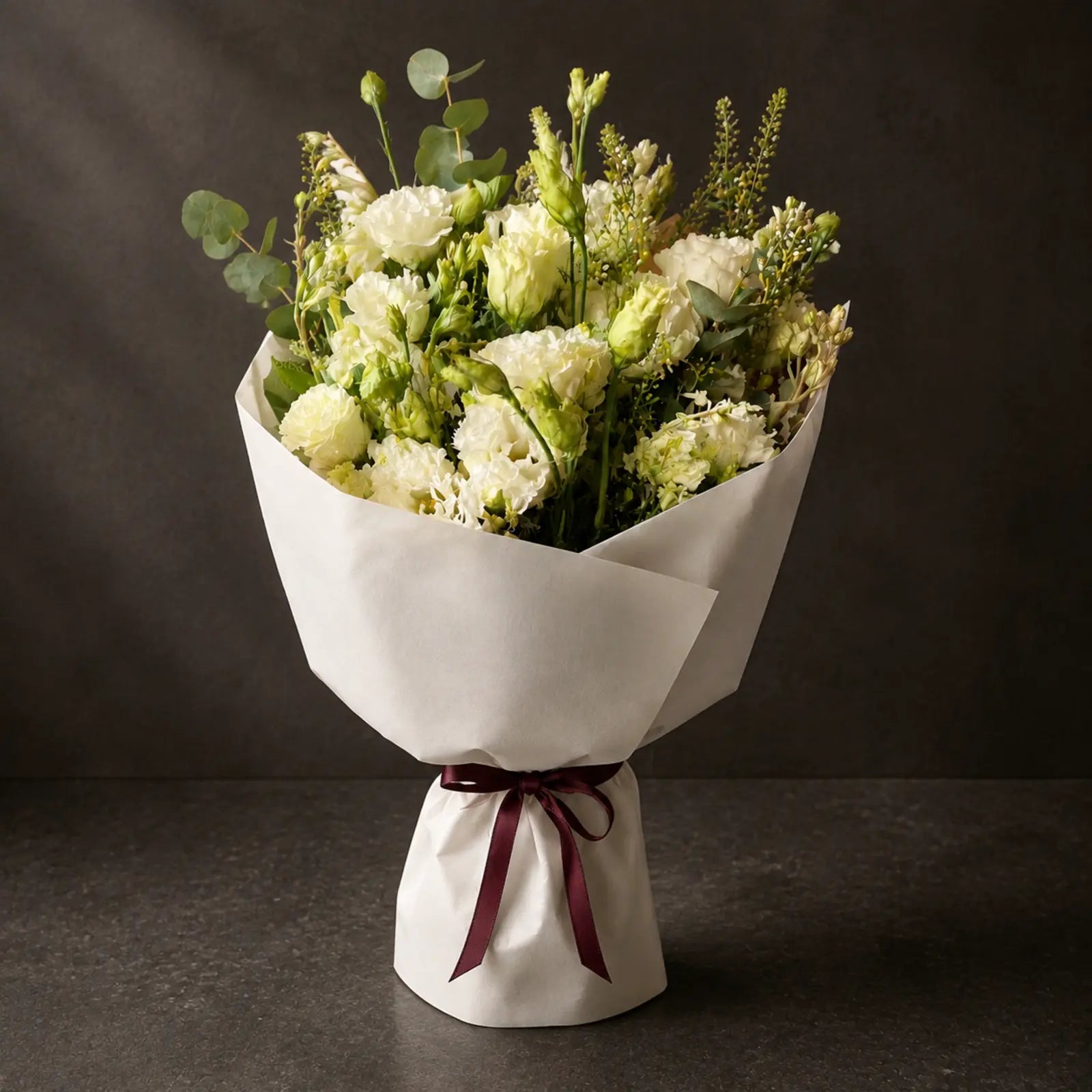 Ivory Garden – elegant hvid buket med lisianthus og grønt